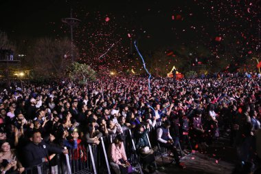 NEW DELHI, INDIA - 2 Mart 2024: Kalabalık Singer-müzik bestecisi Vishal Mishra 'nın Pehle Bhi Main India Tour' unda Fever Network 'un canlı eğlence düşey dikey performansının keyfini çıkarıyor