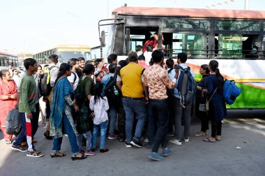 NOIDA, INDIA - 23 Mart 2024: 23 Mart 2024 'te Hindistan' ın Noida kentinde Choti Holi 'nin arifesinde Gautam Budh Nagar otobüs durağındaki ağır yolcu kalabalığı.