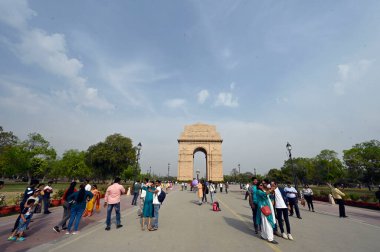 Yeni Delhi, Hindistan - 28 Mart 2024: Hindistan Kapısı 'nda sıcak bir öğleden sonra, 28 Mart 2024 tarihinde Yeni Delhi, Hindistan.