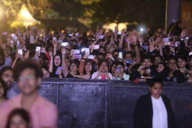 NEW DELHI, INDIA - 2 Mart 2024: Kalabalık Singer-müzik bestecisi Vishal Mishra 'nın Pehle Bhi Main India Tour' unda Fever Network 'un canlı eğlence düşey dikey performansının keyfini çıkarıyor