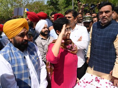 NEW DELHI, INDIA - 23 Mart 2024: Punjab CM Bhagwant Mann, Delhi Govt bakanları Atishi Marlena, Saurabh Bhardwaj, Gopal Rai ve parti destekçileri ve işçiler üç özgürlük savaşçısı Bhagat Singh, Rajguru ve Sukhdev 'e taziyelerini sunuyorlar.