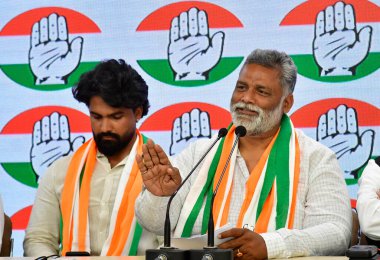 NEW DELHI, INDIA - 20 Mart 2024: Jan Adhikar Partisi genel başkanı Pappu Yadav ve oğlu Sarthak Ranjan, 24 Mart 2024 tarihinde Hindistan 'ın Yeni Delhi kentinde AICC Genel Merkezi' nde basın mensuplarına demeç verdi. Yadav, Jan Adhikar Partisi 'ni de birleştirdi. 