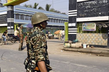 NORTH 24 PARGANAS, INDIA - 8 Mart CBI Ekibi ve güvenlik personeli 8 Mart 2024 'te Hindistan' ın Kuzey 24 Parganas kentindeki Şeyh Şah Şah Çarşısı 'nda arama yaptı..  