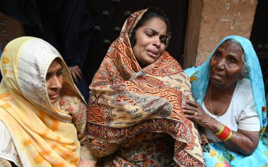 NEW DELHI, INDIA - 14 Mart 2024: 4 katlı Shahdara bölgesinde büyük bir yangın çıktı, 14 Mart 2024 tarihinde, Yeni Delhi, Hindistan 'da. Dört kişi, bir çift ve iki çocuk boğularak öldü..