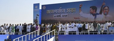 KOLKATA, INDIA - 10 Mart 2024: Batı Bengal ve Tüm Hindistan Trinamool Kongresi (AITC) Başkanı Mamata Banerjee ile birlikte 'Jonogorjon' Rallisi sırasında 'Tuğla Alanı' nda 42 Lok Sabha adayı 