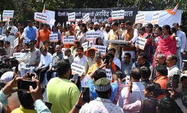 NEW DELHI, INDIA - 23 Mart 2024: Kuzey Doğu Delhi Aday Manoj Tiwari ve Delhi BJP Başkanı Virendra Sachdeva ve parti liderleri ve işçileri ile birlikte Dharna 'da Yolsuzlukla Mücadele İçin Dua ve Yeminler.