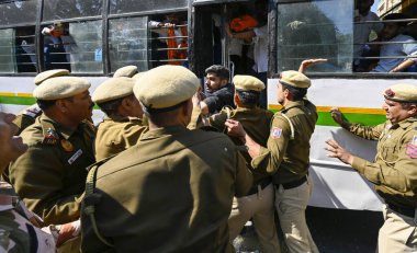 NEW DELHI, INDIA - 5 Mart 2024: Delhi Polisi ve Paramiliter Güvenlik güçleri, Mamata Banerjee hükümetine karşı düzenlenen gösteri sırasında Akhil Bharatiya Vidyarthi Parishad (ABVP) eylemcilerini tutuklamaya çalıştı..
