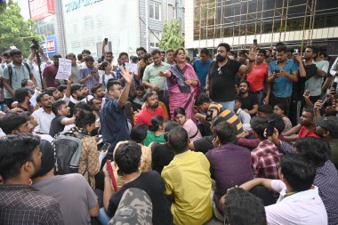 NEW DELHI, INDIA - 30 Temmuz 2024: RAUS öğrencileri ve diğerleri ile konuşan bir öğretmen, Eski Rajinder Nagar bölgesindeki bir eğitim merkezinde boğularak ölen üç sivil hizmet gönüllüsünün ardından protesto gösterisi düzenledi