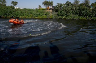 NOIDA, INDIA - 15 Mart 2024: 80. Sektör Kakrala Pusta 'da Hindistan cevizi yakalarken boğulduğu bildirilen çocukları arayan Ulusal Afet Müdahale Gücü (NDRF) personeli