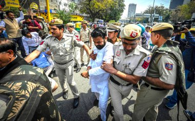 NEW DELHI, INDIA - 22 Mart 2024: Delhi Polisi ve Paramiliter gücü, Aam Aadmi Partisi 'nin (AAP) AAP lideri ve Delhi Genel Başkanı Arvind Kejriwal' ın ITO Chowk 'ta tutuklanmasını protesto eden destekçilerini gözaltına aldı 