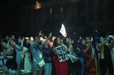 NEW DELHI, INDIA - 23 Şubat 2024: Kashmere Gate kampüsü Indira Gandhi Delhi Kadınlar Teknik Üniversitesi 'nde Bollywood şarkıcısı Shaan 24 numaralı kültür festivalindeki performansının keyfini çıkarın