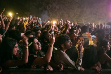 NEW DELHI, INDIA - FEBRUARY 9, 2024: Öğrenciler üç günlük kültür ve teknoloji festivali sırasında Bollywood şarkıcısı, rapçi, söz yazarı Raftaar 'ın performansının keyfini çıkarıyorlar, Moksha - Netaji Subhas Teknoloji Üniversitesi' nde Innovision (NSUT)