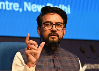 NEW DELHI, INDIA - 13 Mart 2024: Birlik Bilgi & Yayın ve Gençlik Bakanı & Spor Bakanı Anurag Singh Thakur, Sanal Medya Merkezi 'nde iki yeni koridor için Kabine Kararları konulu basın toplantısında konuştu. 
