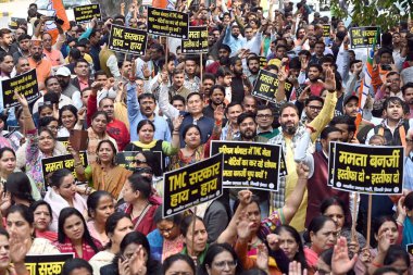 NEW DELHI, INDIA - 1 Mart 2024 'te Yeni Delhi, Hindistan' da Sandeshkhali, Chanakyapuri yakınlarında Batı Bengal hükümetine karşı düzenlenen bir protesto sırasında BJP çalışanları sloganlar attı.. 