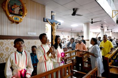 NOIDA, INDIA - 29 Mart 2024: Hayranlar, Kutsal Cuma günü, 29 Mart 2024 'te Hindistan' ın Noida kentindeki 34. Kutsal Cuma, İsa Mesih 'in çarmıha gerilişinin ve Calvary' de ölümünün anısıdır.. 