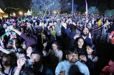 NEW DELHI, INDIA - 2 Mart 2024: Kalabalık Singer-müzik bestecisi Vishal Mishra 'nın Pehle Bhi Main India Tour' unda Fever Network 'un canlı eğlence düşey dikey performansının keyfini çıkarıyor