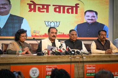 Yeni DELHI, INDIA - 2 Mart: Virendra Sachdeva, Delhi BJP Başkanı Muhalefet lideri Ramvir Singh Bidhuri ile birlikte Başbakan Narendra Modi 'nin çeşitli planları BJP' ye katıldı, Pant Marg