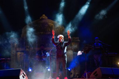 NEW DELHI, INDIA - 4 Mart 2024: Sanatçı Javed Ali, Delhi Turizm 'in Sunder Nursery' de düzenlediği konserde sahne aldı