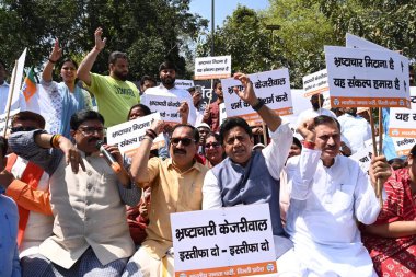 Delhi BJP liderleri ve işçileri Delhi CM Arvind Kejriwal 'i protesto ettiler ve 23 Mart 2024 tarihinde Hindistan' ın Yeni Delhi kentinde Rajghat yakınlarındaki bir dharna sırasında istifasını istediler..