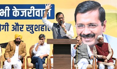 NEW DELHI, INDIA - 8 Mart 2024: Delhi Genel Sekreteri Arvind Kejriwal, Lok Sabha seçim kampanyası sırasında Pencap Genel Sekreteri Bhagwant Mann ve parti lideri Gopal Rai ile Dört Lok Sabha adayı.