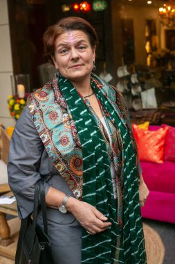 NEW DELHI, INDIA - 15 Mart 2024 'te Hindistan' ın başkenti Yeni Delhi 'de Prabha Khaitan Vakfı' nın mütevelli heyeti başkanı Sundeep Butoria 'nın ev sahipliğinde düzenlenen parti sırasında Litvanya Cumhuriyeti' nin Hindistan Büyükelçisi Diana Mickevien. 