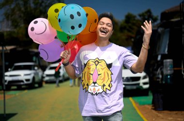 MUMBAI, INDIA - 18 Mart 2024: (EDITOR 'un Notu: Bu Hindustan Times' ın özel bir görüntüsü) Bollywood oyuncusu Shreyas Talpade, 18 Mart 2024 tarihli Uluslararası Mutluluk Günü münasebetiyle HT City ile özel bir röportaj sırasında poz veriyor. 