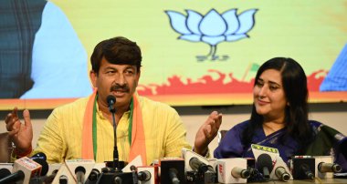 NEW DELHI, INDIA - 15 Mart 2024: Lok Sabha Seçimleri için BJP adayları, Manoj Tiwari ve Bansuri Swaraj Delhi BJP Genel Merkezi 'nde düzenlenen basın toplantısında, Pant Marg