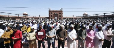 NEW DELHI, INDIA - 15 Mart 2024: Müslüman dindarlar, 15 Mart 2024 tarihinde Hindistan 'ın Yeni Delhi kentinde, Jama Mescidi' nde kutsal Ramazan ayının ilk Cuma namazını kılarlar. Her yıl, İslam takviminin dokuzuncu ayına büyük bir adanmışlıkla bakılıyor.