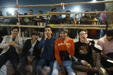 NEW DELHI, INDIA - 26 Şubat 2024: Öğrenciler Jamia Hamdard Üniversitesi Spor ve Kültür Haftası 2024 'te şarkıcı Salman Ali' nin performansının keyfini çıkarıyorlar