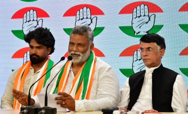 NEW DELHI, INDIA - 20 Mart 2024: Jan Adhikar Partisi genel başkanı Pappu Yadav ve oğlu Sarthak Ranjan, 24 Mart 2024 tarihinde Hindistan 'ın Yeni Delhi kentinde AICC Genel Merkezi' nde basın mensuplarına demeç verdi. Yadav, Jan Adhikar Partisi 'ni de birleştirdi. 