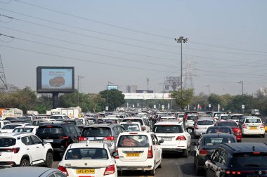 Noida-Delhi DND sınırında 14 Mart 'ta yoğun trafik sıkışıklığı gözlemlendi, 14 Mart 2024' te Hindistan 'ın Noida kentinde Ramlila bölgesinde Kisan Maha panchayat' ın sürmekte olan güvenlik kaygıları nedeniyle.. 