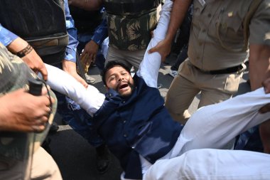 NEW DELHI, INDIA - 22 Mart 2024: Delhi polisi, AAP parti liderleri ve Modi hükümetini protesto eden işçi ve işçileri Delhi CM Arvind Kejriwal 'ın görünmesi öncesinde gözaltına aldı.