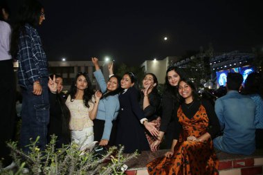 NEW DELHI, INDIA - 23 Şubat 2024: Kashmere Gate kampüsü Indira Gandhi Delhi Kadınlar Teknik Üniversitesi 'nde Bollywood şarkıcısı Shaan 24 numaralı kültür festivalindeki performansının keyfini çıkarın