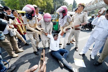 NEW DELHI, INDIA - 22 Mart 2024: AAP lideri ve Delhi Başbakanı Arvind Kejriwal 'ın ITO Chowk' ta tutuklanmasını protesto eden AAP çalışanları Delhi Polisi tarafından gözaltına alındı 