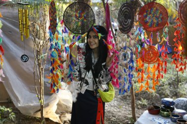 NEW DELHI, INDIA - 23 Şubat 2024: (EDITOR 'un Notu) Bollywood oyuncusu Adah Sharma, 23 Şubat 2024 tarihinde Dilli Haat' ta kültürü incelerken, HT City ile özel bir röportaj sırasında poz verir. 