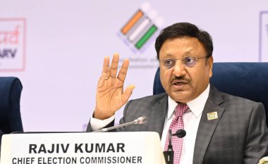 NEW DELHI, INDIA - 16 Mart 2024: Hindistan Seçim Komiseri Rajiv Kumar, bir basın toplantısında Vigyan Bhawan 'da yapılacak General Lok Sabha seçimlerinin tarihini açıkladı.. 