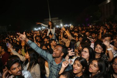 NEW DELHI, INDIA - 23 Şubat 2024: Kashmere Gate kampüsü Indira Gandhi Delhi Kadınlar Teknik Üniversitesi 'nde Bollywood şarkıcısı Shaan 24 numaralı kültür festivalindeki performansının keyfini çıkarın