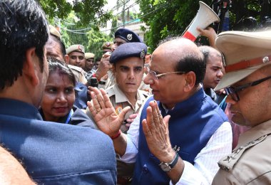 NEW DELHI, Hindistan - 29 Temmuz 2024: Delhi Teğmeni Vali VK Saxena, 29 Temmuz 2024 'te Hindistan' ın Yeni Delhi kentinde boğularak ölen üç sivil servis gönüllüsünün ardından, Eski Rajinder Nagar bölgesinde protesto yapan öğrencilerle konuşuyor..