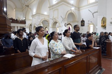 NEW DELHI, INDIA - 29 Mart 2024: Hıristiyan cemaati Kutsal Yürek Katolik Kilisesi, Gol Dak Khana 'da Kutsal Cuma vesilesiyle namaz kılıyor 