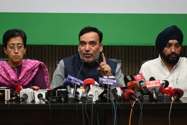 NEW DELHI, INDIA - 24 Mart 2024: Delhi Bakanları ve AAP liderleri Atishi Singh, Gopal Rai ve Delhi Kongre Başkanı Arvinder Singh Lovely Hint Ulusal Gelişim Engelli İttifakı (INDIA) liderlerinin düzenlediği basın toplantısında.