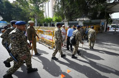 NEW DELHI, INDIA - 16 Mart 2024: Delhi Polis personeli, Delhi CM Arvind Kejriwal 'in 16 Mart 2024' te Yeni Delhi, Hindistan 'da DDU Marg' da görülmesi öncesinde Rouse Avenue Court 'un önünde görüldü..