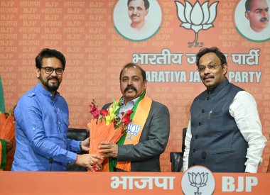 NEW DELHI, INDIA - 24 Mart: Eski Hava Kuvvetleri Komutanı, Hava Mareşali (Retd.) RKS Bhadauria, BJP Genel Sekreteri Vinod Tawde ve Birlik Bakanı Anurag Thakur 'un huzurunda BJP' ye katıldı.