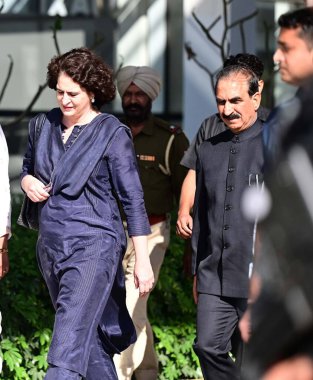 MOHALI, INDIA - 20 Mart: Kongre lideri Priyanka Gandhi, Himachal Pradesh 'in başbakanı Sukhwinder Singh Sukhu ile birlikte Chandigarh Uluslararası Havalimanı' na geldi.