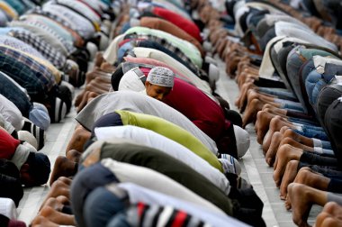 NOIDA, Hindistan - 12 Mart 2024: Müslüman dindarlar, Ramzan 'ın kutsal ayının ilk gününde Sektör 8 Jama Mescidi' nde Namaz 'ı teklif ettiler