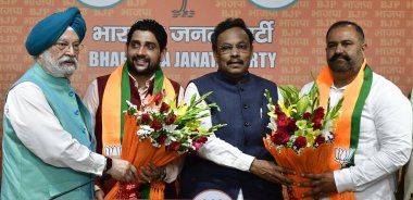 NEW DELHI, INDIA - 27 Mart 2024: Birlik Bakanı Hardeep Singh Puri, BJP Genel Sekreteri Vinod Tawde, Bharatiya Janata Partisi başkanı, Punjab Sunil Kumar Jakhar ve diğerleri Aam Aadmi Partisi 'nin (AAP) milletvekili Sushil Kumar Rinku' yu kutladılar.