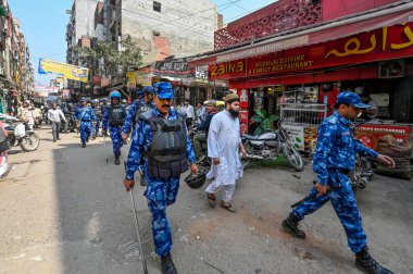 NEW DELHI, INDIA - 12 Mart 2024: Delhi Polis ve Güvenlik personeli İçişleri Bakanlığı 'nın 12 Mart 2024' te Vatandaşlık Yasası 'nın (Yasa Değişikliği) uygulanmasına ilişkin kuralları bildirmesinden bir gün sonra Şeheen Bagh' da yürüyüş 