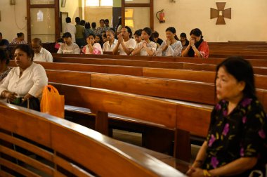 KOLKATA, INDIA - 29 Mart 2024 tarihinde Hindistan 'ın Kolkata kentinde Kutsal Kalp Kilisesi' nde İsa Mesih 'in çarmıha gerilişini yeniden canlandırdılar. Kutsal Cuma, İsa Mesih 'in çarmıha gerilişinin anısıdır. 