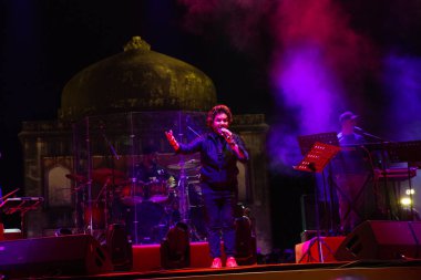 NEW DELHI, INDIA - 4 Mart 2024: Sanatçı Javed Ali, Delhi Turizm 'in Sunder Nursery' de düzenlediği konserde sahne aldı