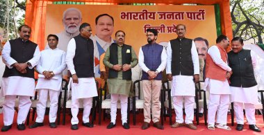 NEW DELHI, INDIA - 13 Mart 2024: Eski MLA mehrauli Balram Tanwar & kongre partisi eski konsey üyeleri, Birlik Bilgi ve Yayın ve Gençlik İşleri Bakanı Anurag Singh Thakur 'un huzurunda BJP' ye katıldı.