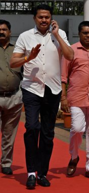 MUMBAI, INDIA - 1 Mart 2024 tarihinde Hindistan, Mumbai 'de Vidhan Bhavan' da yapılan Bütçe Toplantısı sırasında SS MLA Ravindra Waikar. 